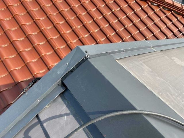 棟板金のつなぎ目